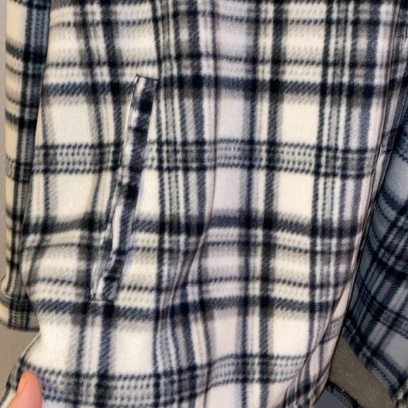 Sage Collective XXL Plaid Button Up - Picture 2 of 6
